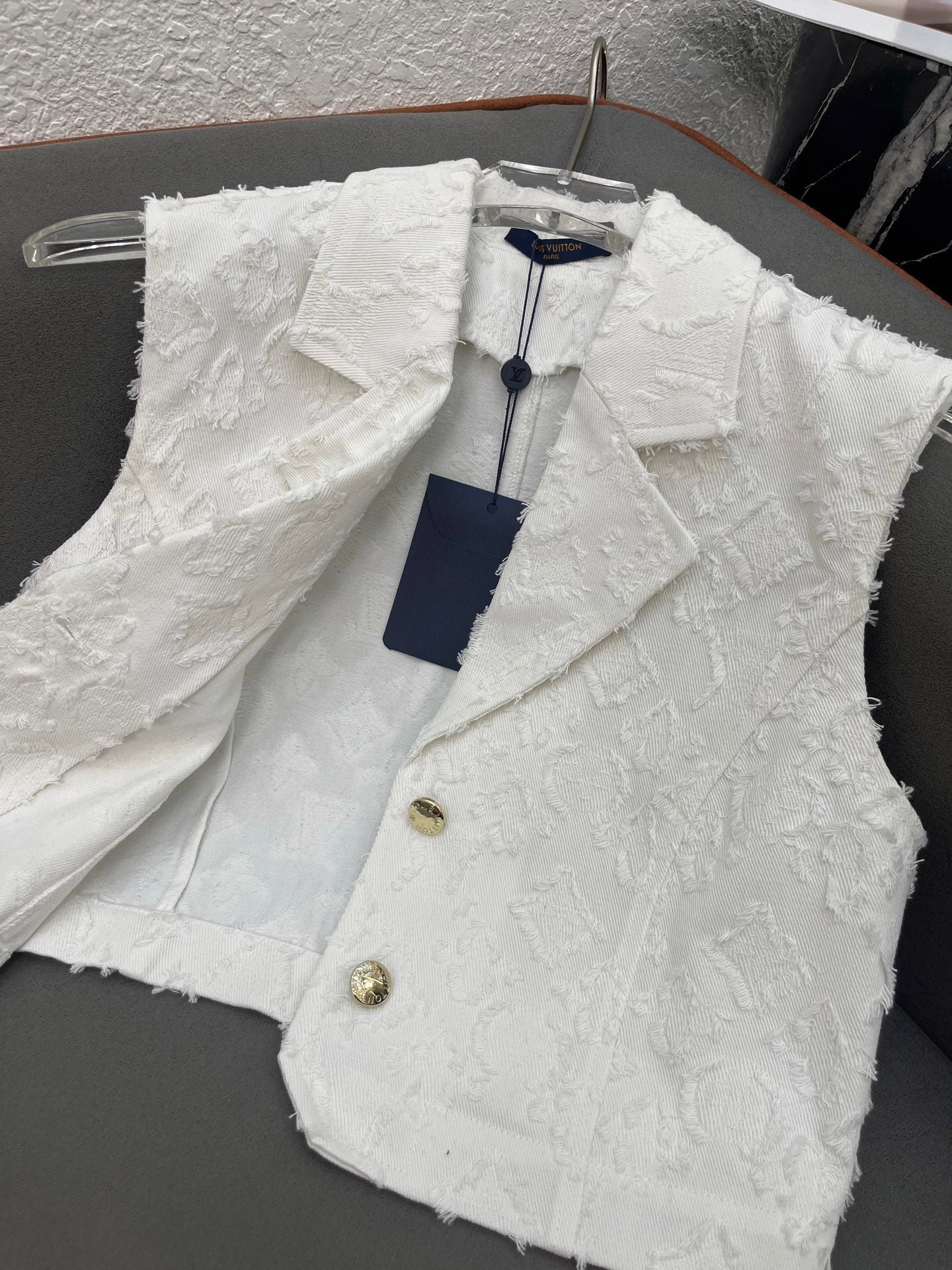 SET SLEEVELESS TOP AND SHORTS IN WHITE DENIM