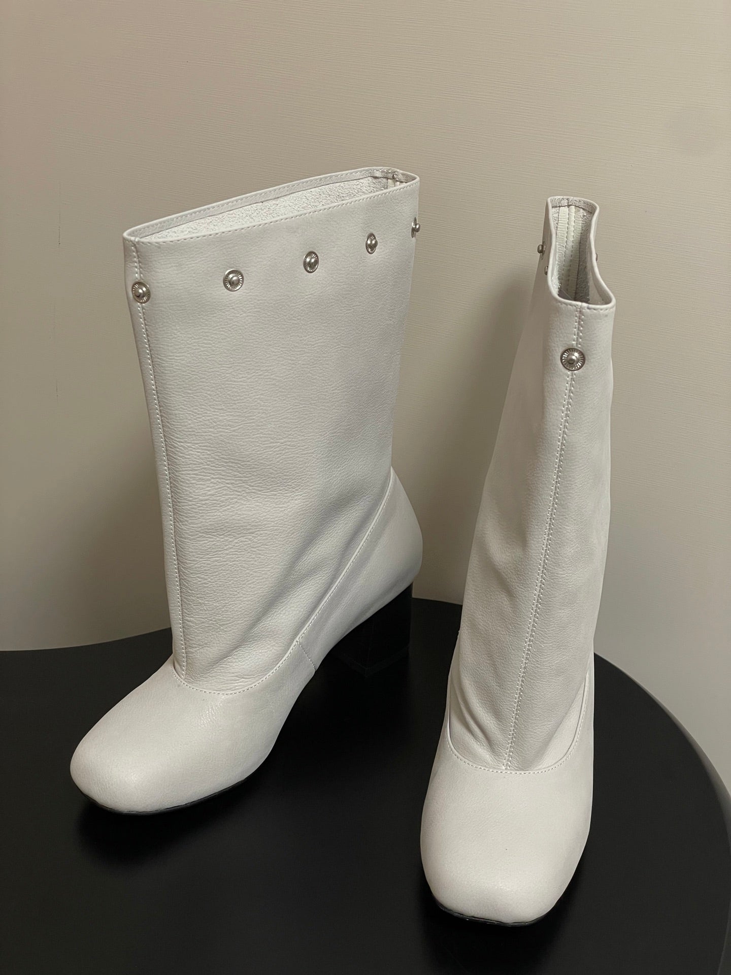ALO 25S PALOMA WOOL TIERED BOOTS IN CREAM WHITE LAMBSKIN WITH STUD