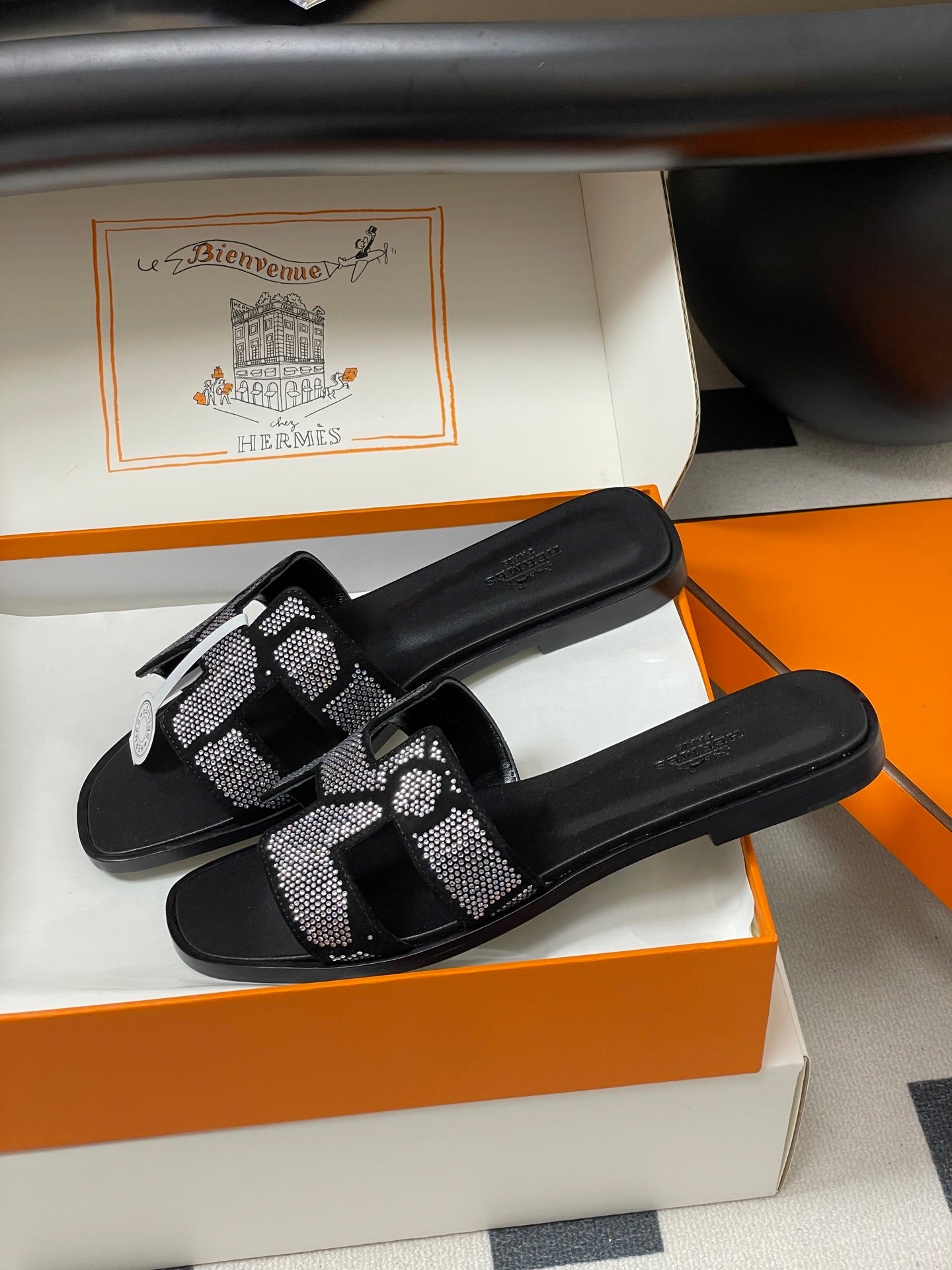 HM 25S ORAN SANDAL IN BLACK LAMBSKIN WITH WHITE STONE DETAILS