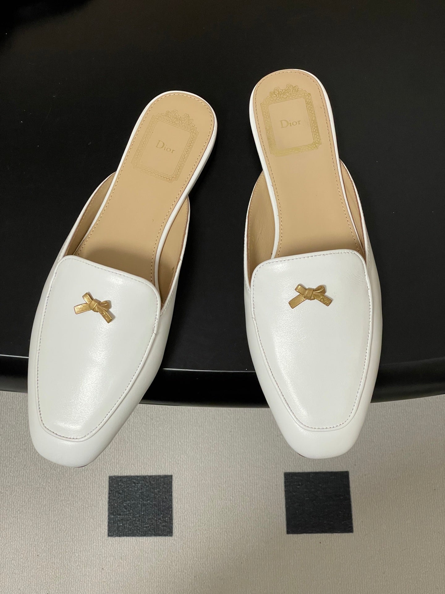 DIOR 26S MULES IN WHITE CALFSKIN WITH BOW