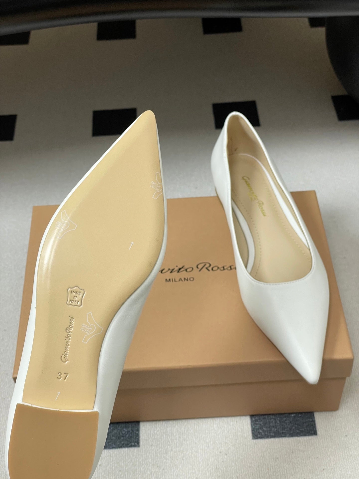 GIANVITO ROSSI 26S FLATS IN WHITE CALFSKIN