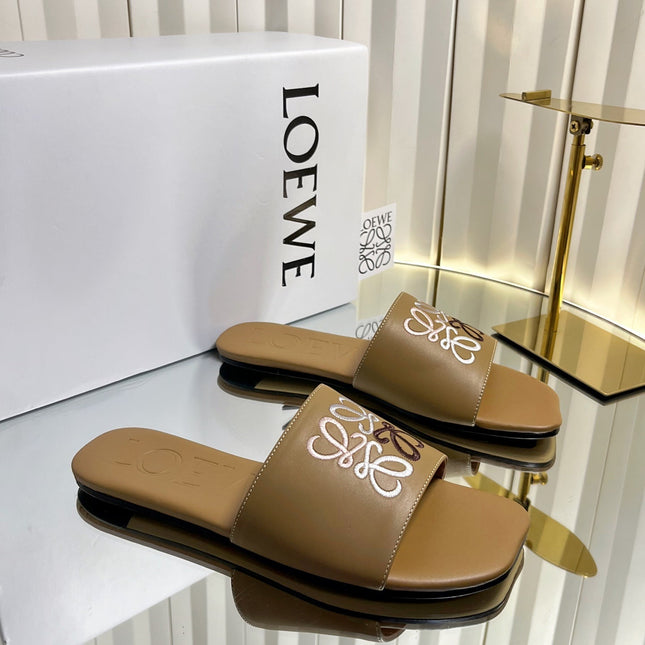 LOEWE 26S LOGO-EMBROIDERED SANDALS IN CAMEL BROWN CALFSKIN