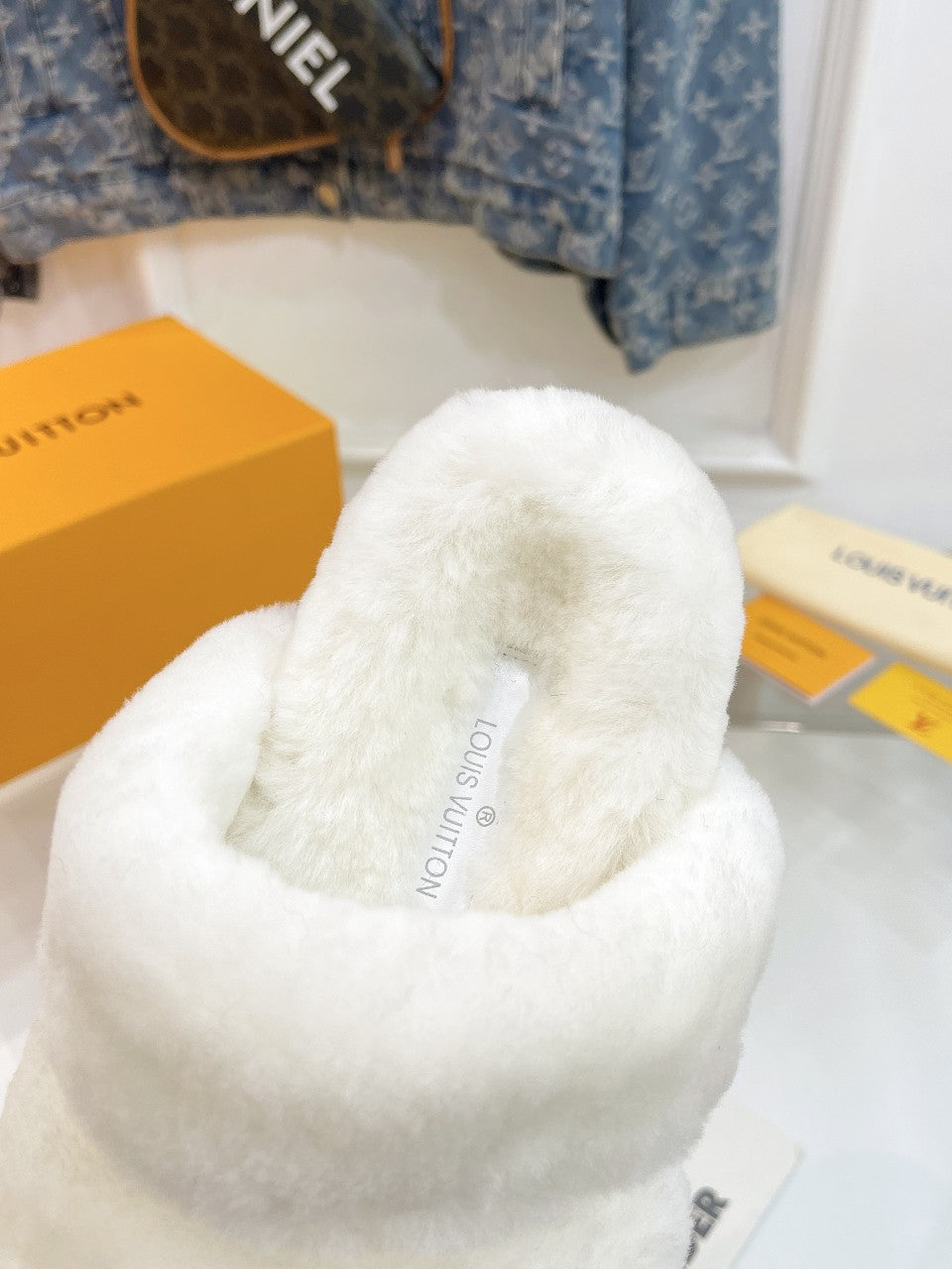 HALF MULE SLIPPERS IN WHITE FLEECE FEATURING METALLIC LOGO