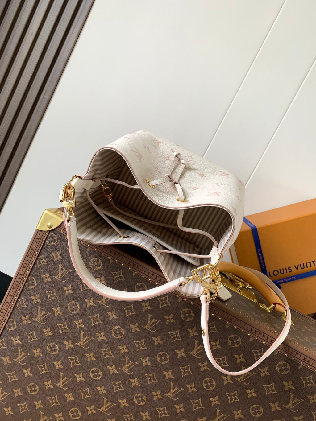 NÉONOÉ 26 IN WHITE AND PINK MONOGRAM CANVAS
