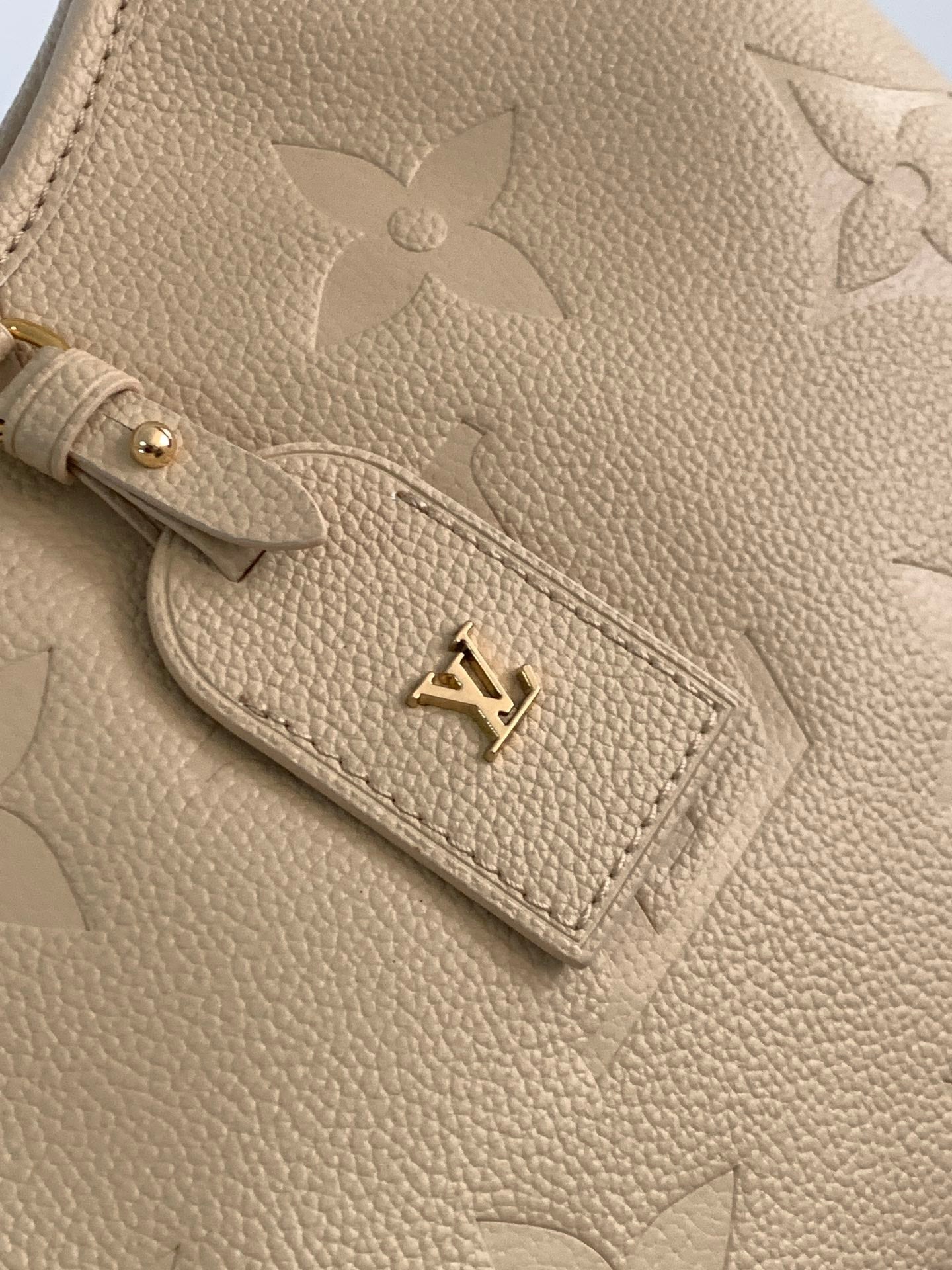 CARRYALL BAG 30 IN WHITE MONOGRAM CALFSKIN GOLD HARDWARE