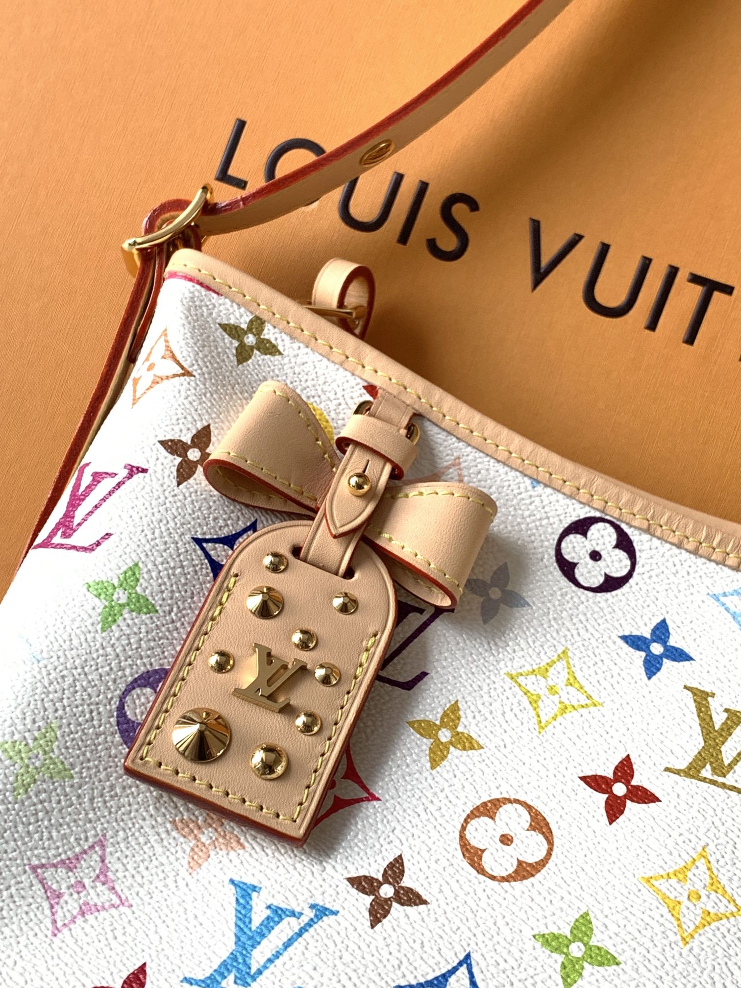 LV 26S CARRYALL EAST WEST BAG 36 IN WHITE CANVAS FABRIC
