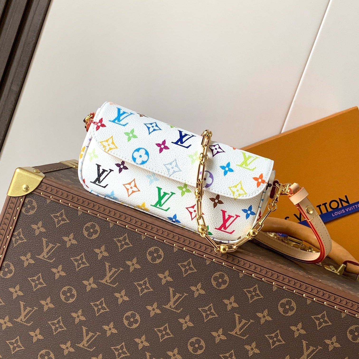 LV 26S WALLET ON CHAIN IVY 23 IN WHITE COATED CANVAS