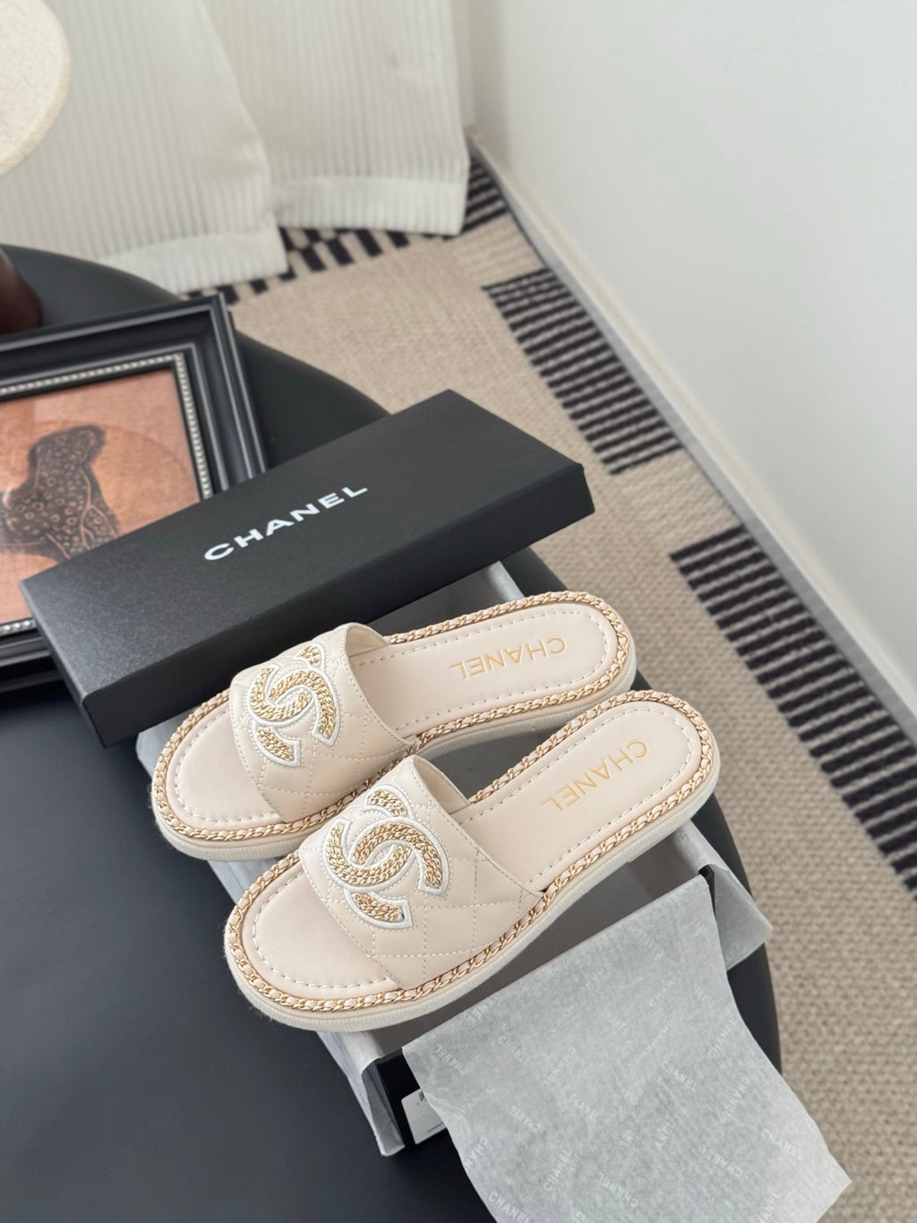 SLIPPER IN LIGHT BEIGE CALFSKIN MIX CHAIN BASE