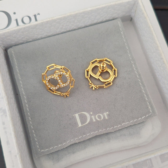 CD 26S CRYSTAL CHAIN LOGO STUD EARRINGS IN GOLD TONE METAL 645589