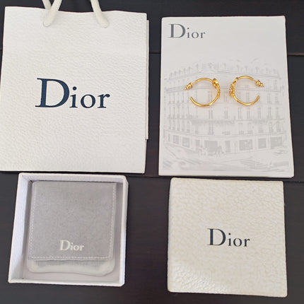 CD 26S DAISY LOGO HOOP EARRINGS IN GOLD TONE METAL 646460