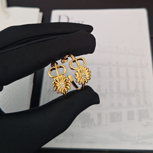 CD 26S DAISY LOGO HOOP EARRINGS IN GOLD TONE METAL 646460