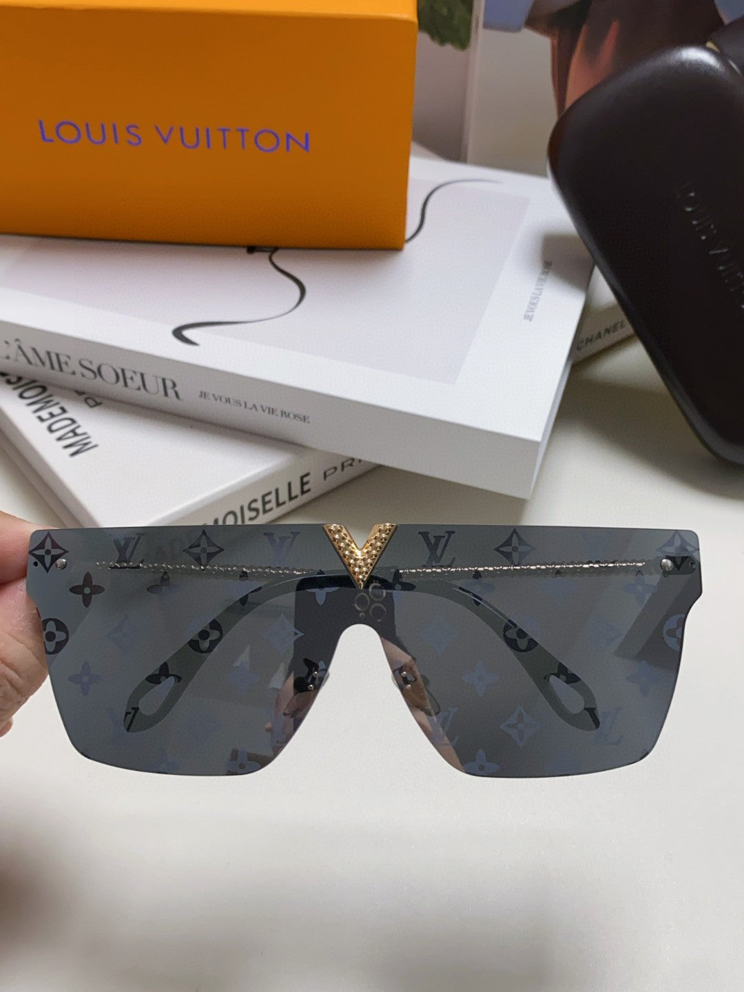 SQUARE SUNGLASS 581371 IN GOLD METAL MONOGRAM ON LENS