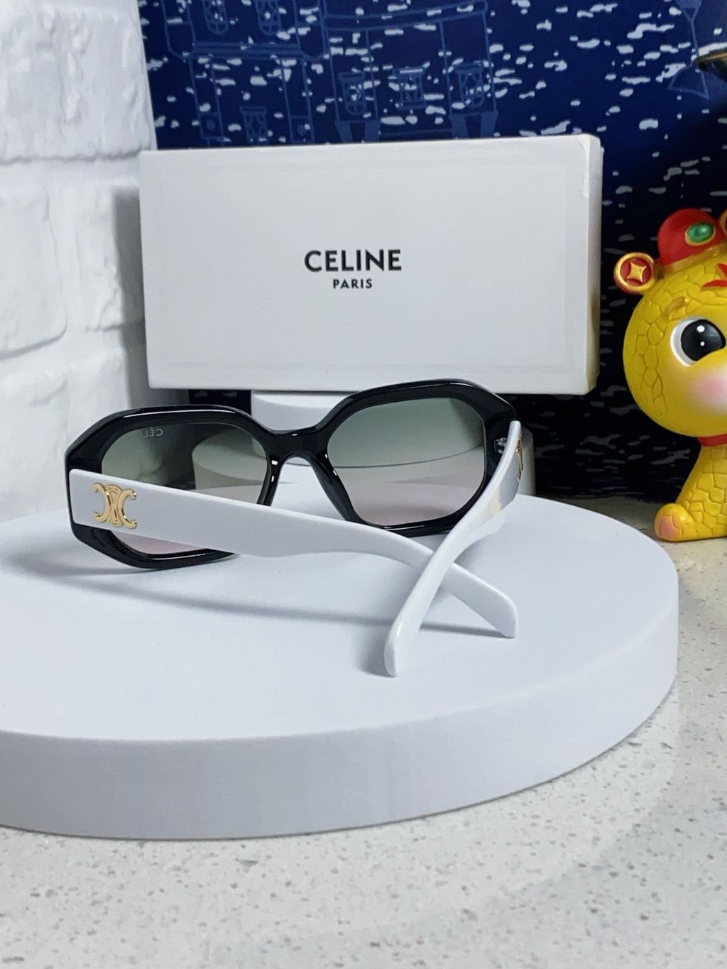 TRIOMPHE SQUARE SUNGLASS 566739 IN BLACK AND WHITE ACETATE