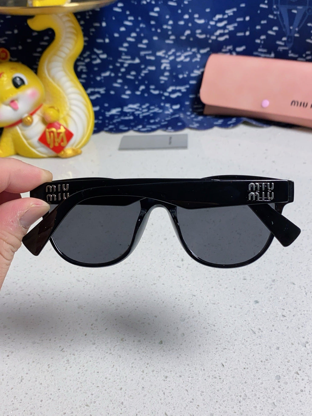RUNWAY SUNGLASSES 567504 IN BLACK ACETATE SILVER LOGO BLACK LENSES