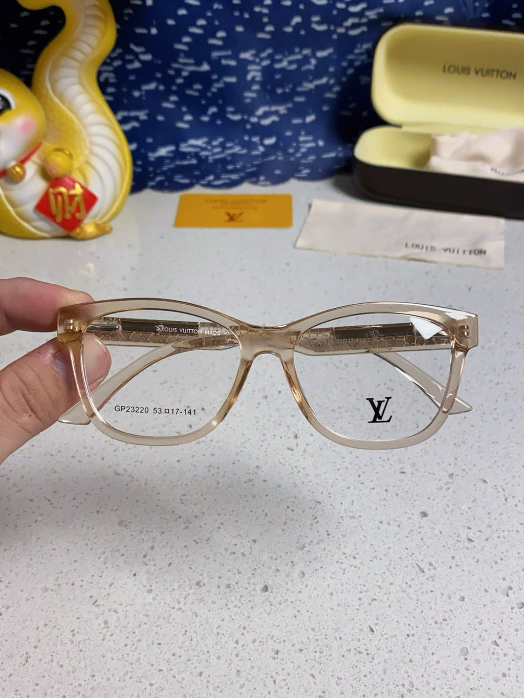 CAT EYE SUNGLASSES 570277 IN LIGHT BROWN CLEAR ACETATE EMBOSSED LOGO