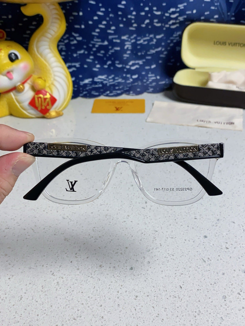 CAT EYE SUNGLASSES 570278 IN CLEAR ACETATE EMBOSSED LOGO