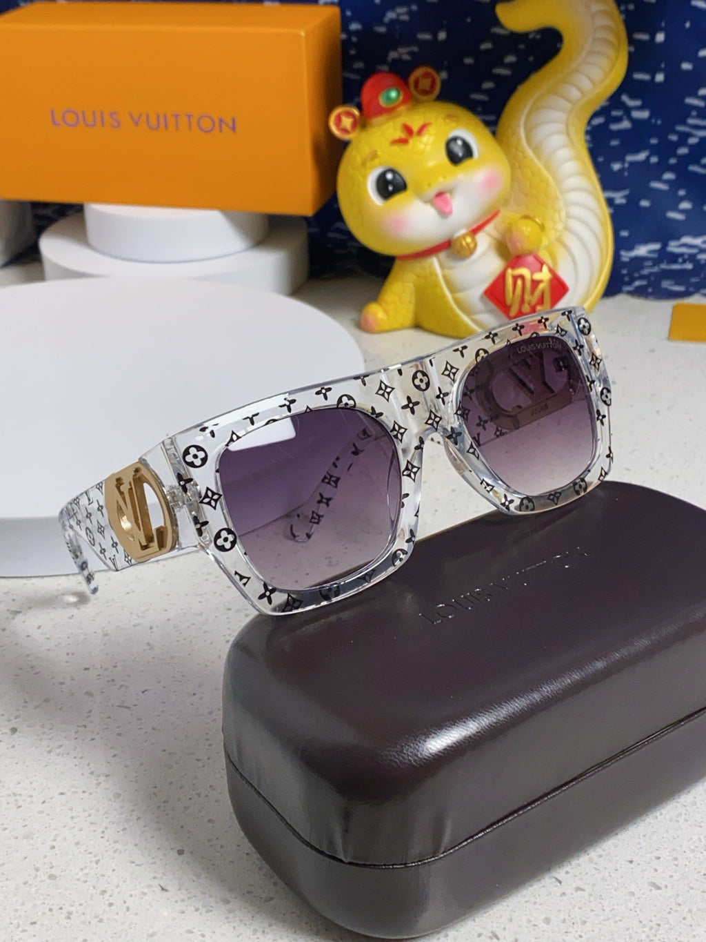 LINK SQUARE SUNGLASSES 570271 IN CLEAR ACETATE MONOGRAM LOGO ON FRAME