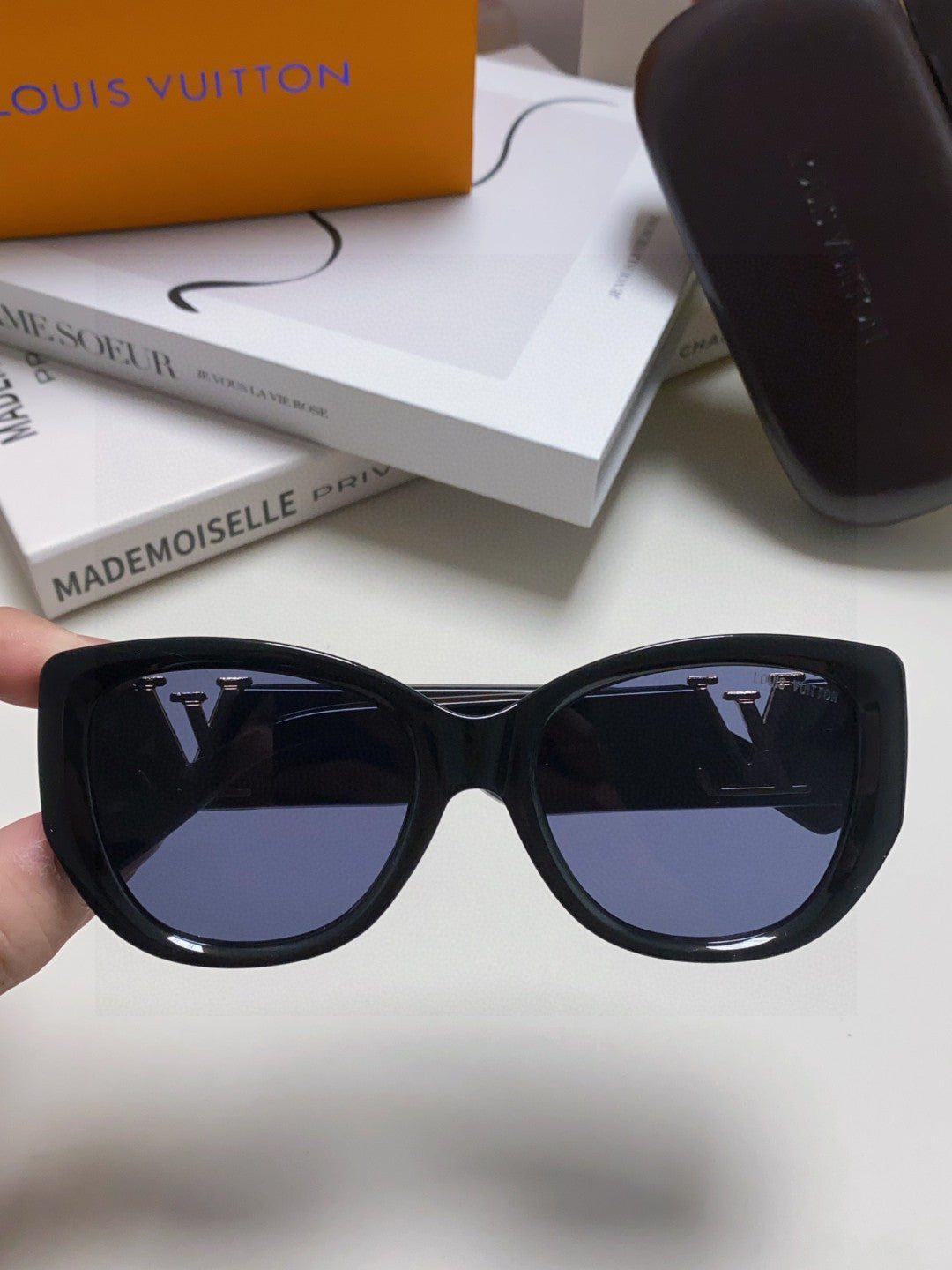 ICON CAT EYE SUNGLASSES 570249 IN BLACK ACETATE