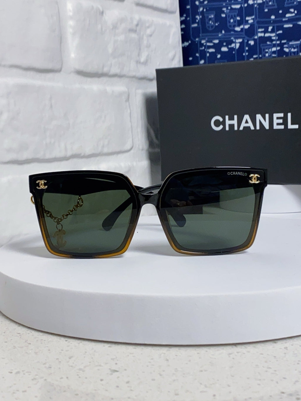 SQUARE SUNGLASSES 641808 IN BLACK OMBRE ORANGE ACETATE GOLD CHAIN