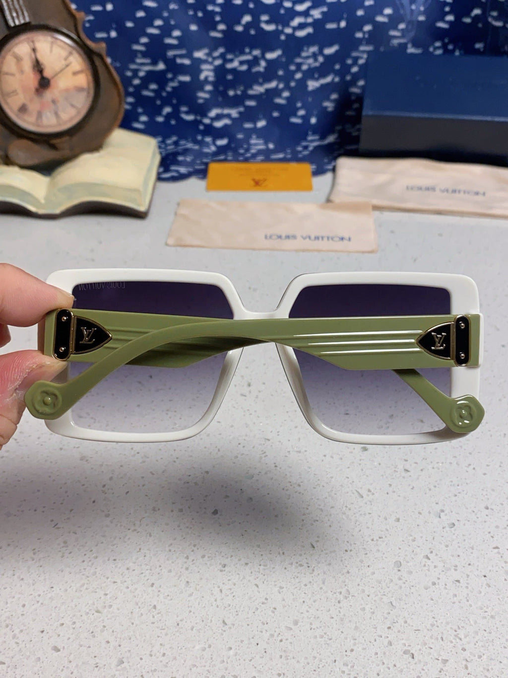 SQUARE SUNGLASSES 571656 IN GREEN ACETATE GREY SMOKE LENS