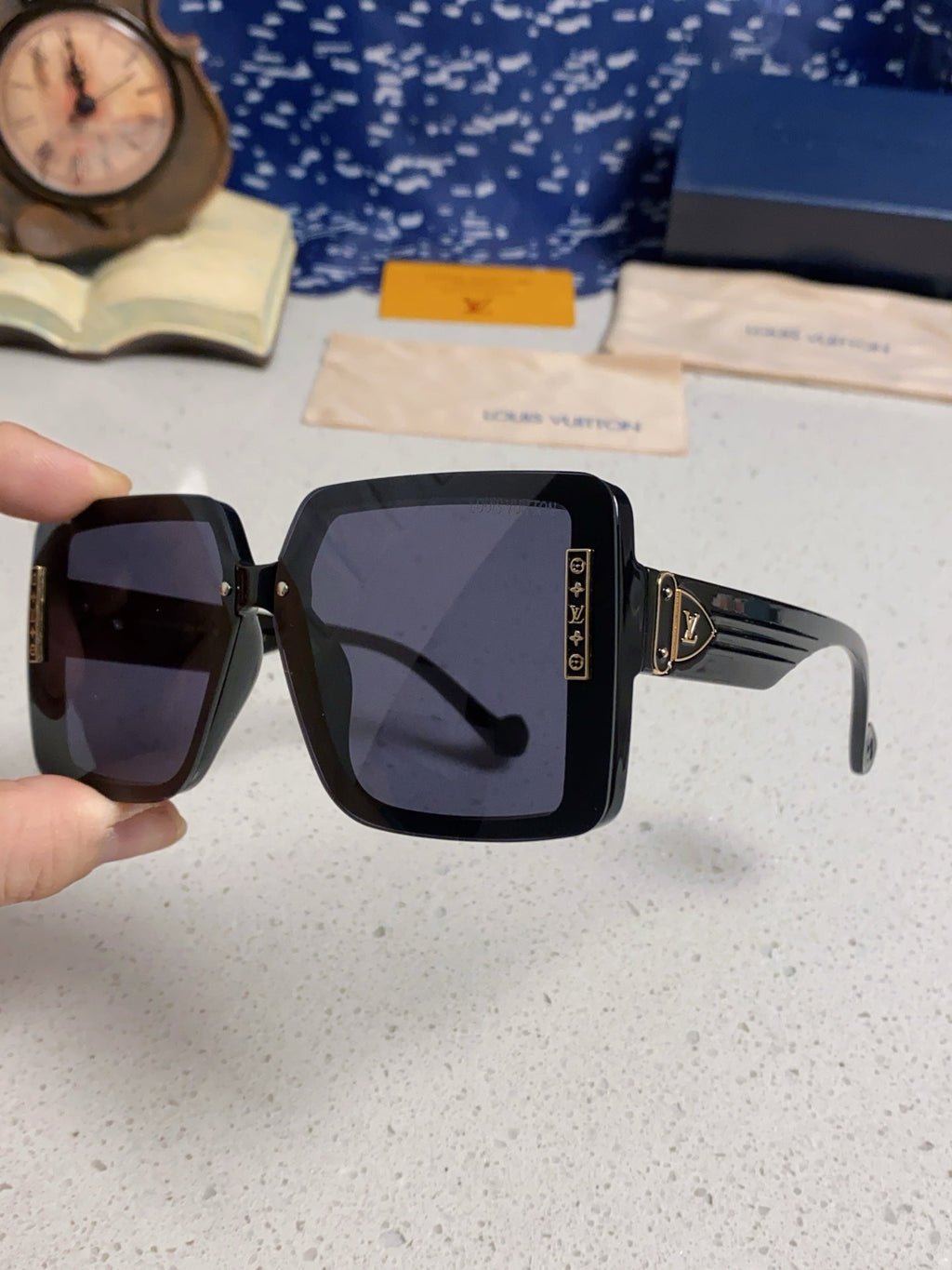 SQUARE SUNGLASSES 571657 IN BLACK ACETATE
