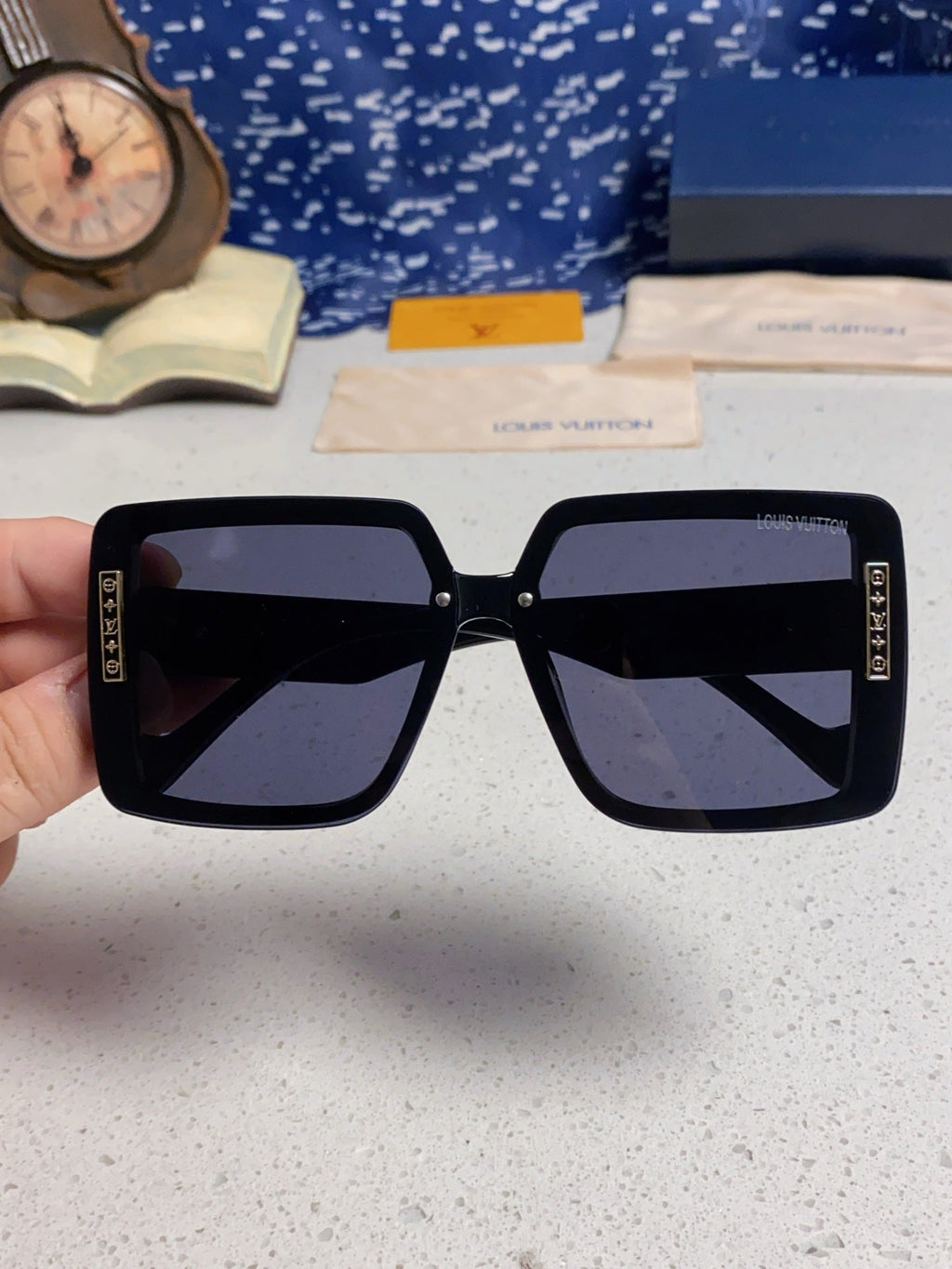 SQUARE SUNGLASSES 571657 IN BLACK ACETATE