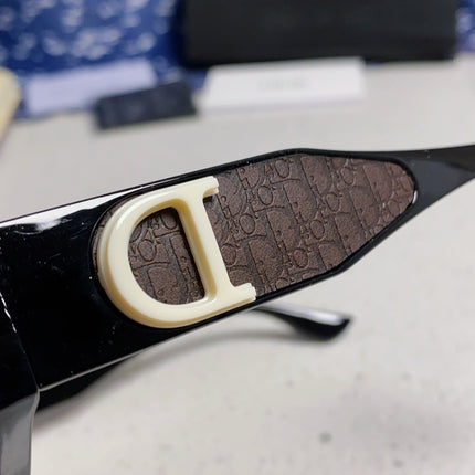 MONTAIGNE SUNGLASS 578115 IN BLACK ACETATE