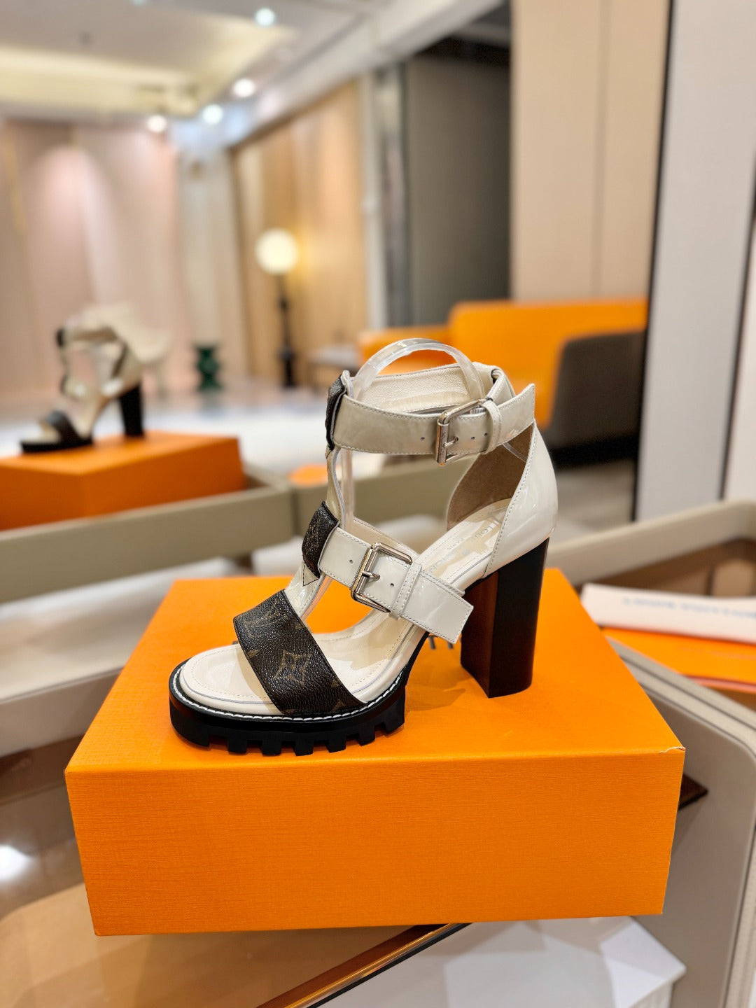 LV 26S STAR TRAIL HEELS 100 MM IN CREAM WHITE AND BROWN CALFSKIN