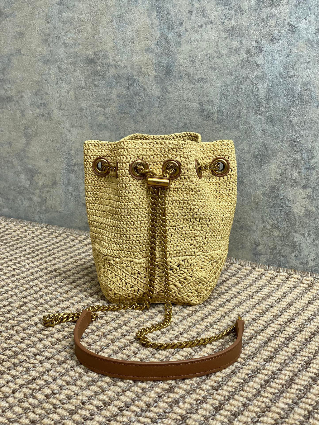 DRAWSTRING BUCKET BAG 19 IN BEIGE WOVEN RAFFIA AND CALFSKIN