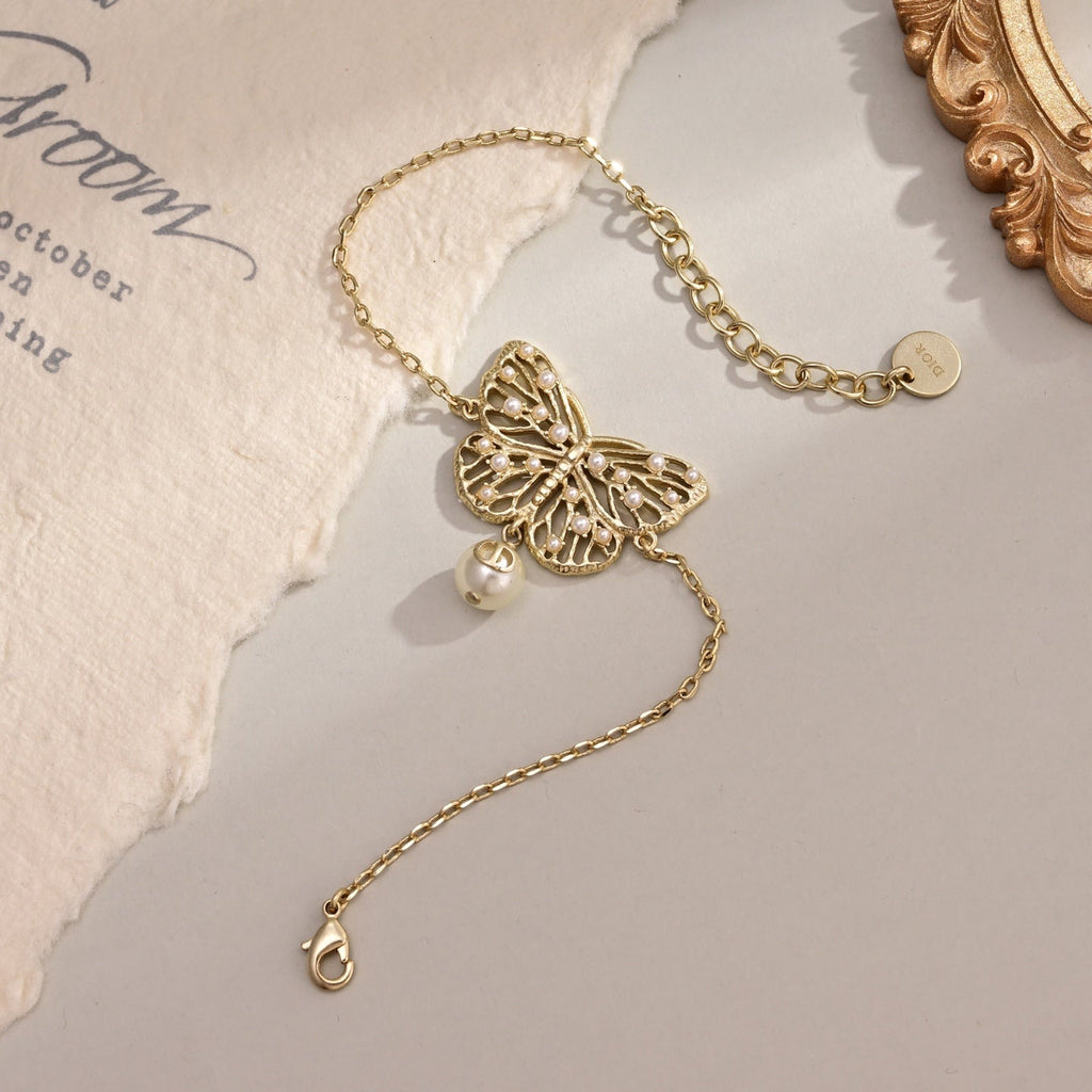CD 26S BUTTERFLY PEARL DROP BRACELET IN GOLD TONE METAL 629939