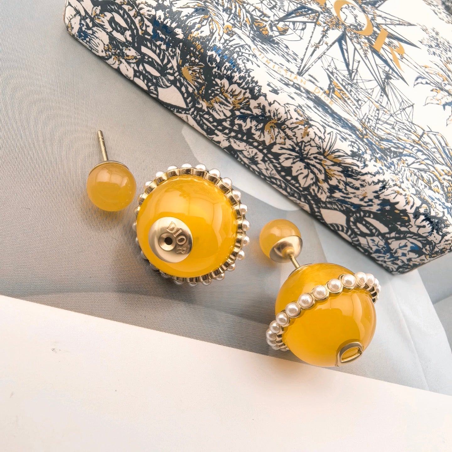 CD 26S YELLOW RESIN PEARL DOUBLE BALL EARRINGS IN GOLD METAL 631070