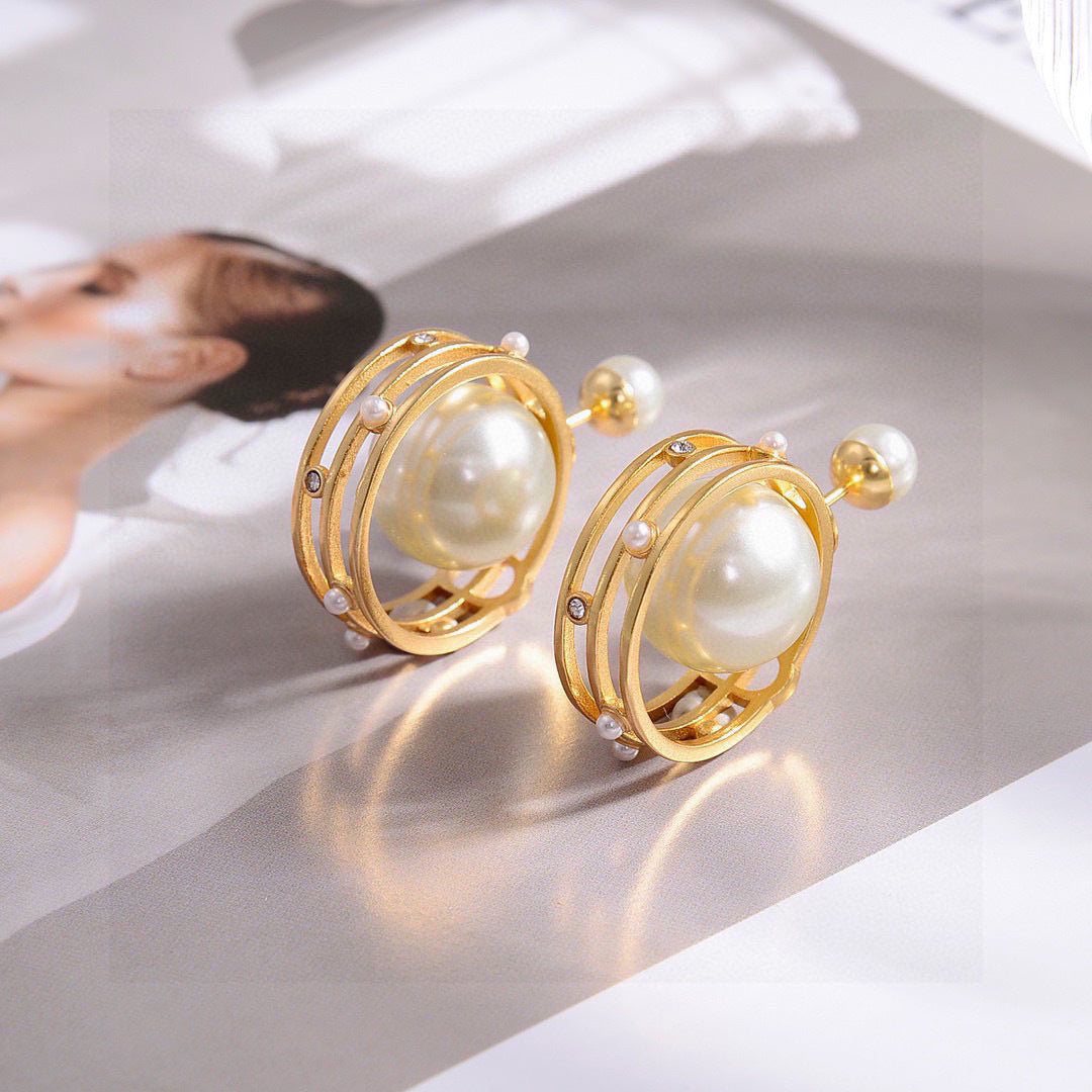 CD 26S DOUBLE PEARL ORBIT EARRINGS IN GOLD TONE METAL 630833
