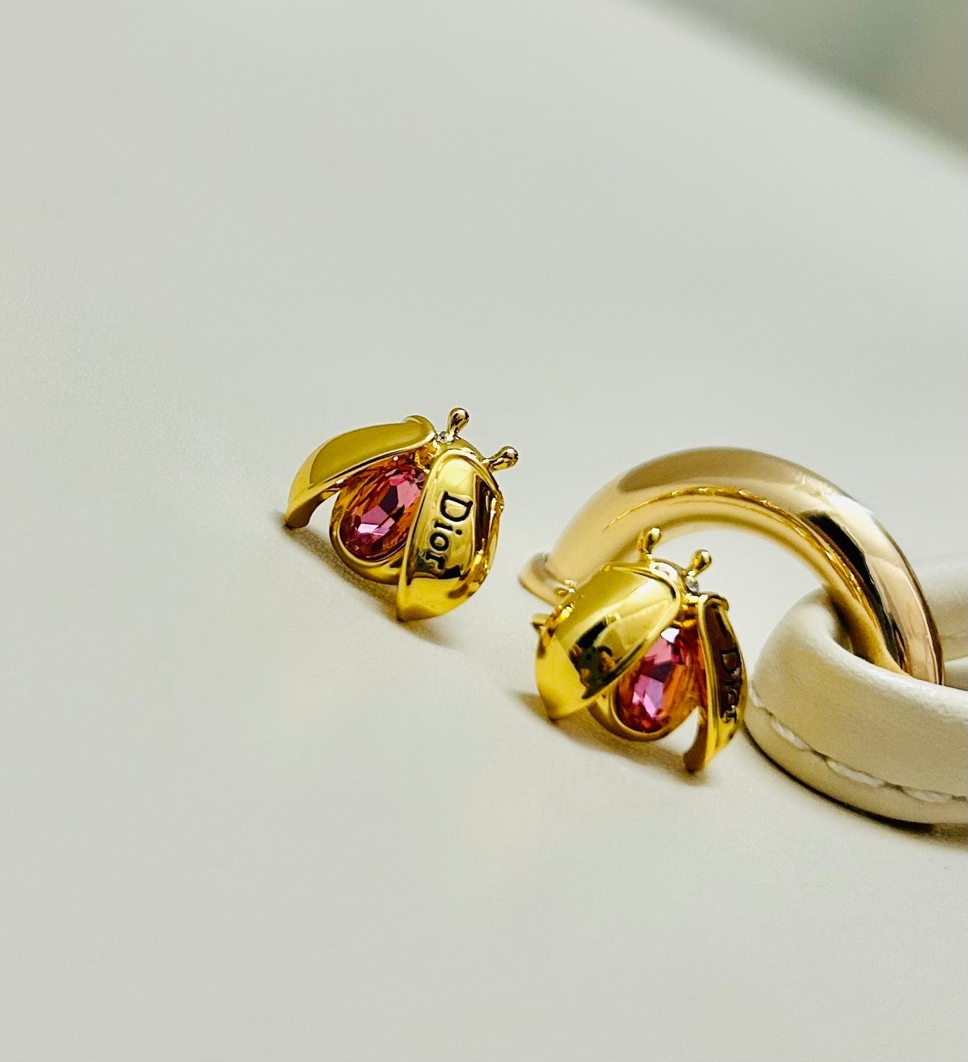 CD 26S LADYBUG PINK CRYSTAL STUD EARRINGS IN GOLD TONE METAL 644370