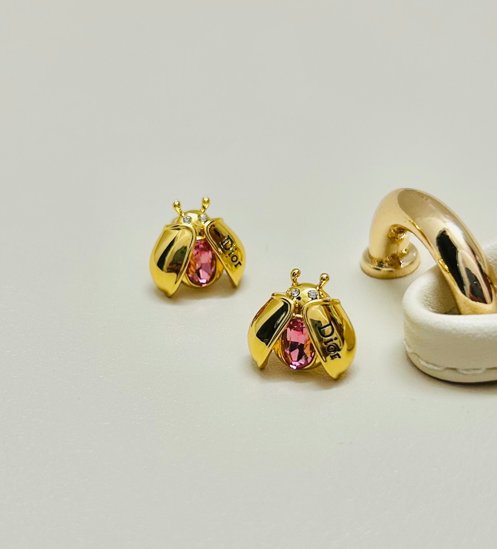 CD 26S LADYBUG PINK CRYSTAL STUD EARRINGS IN GOLD TONE METAL 644370