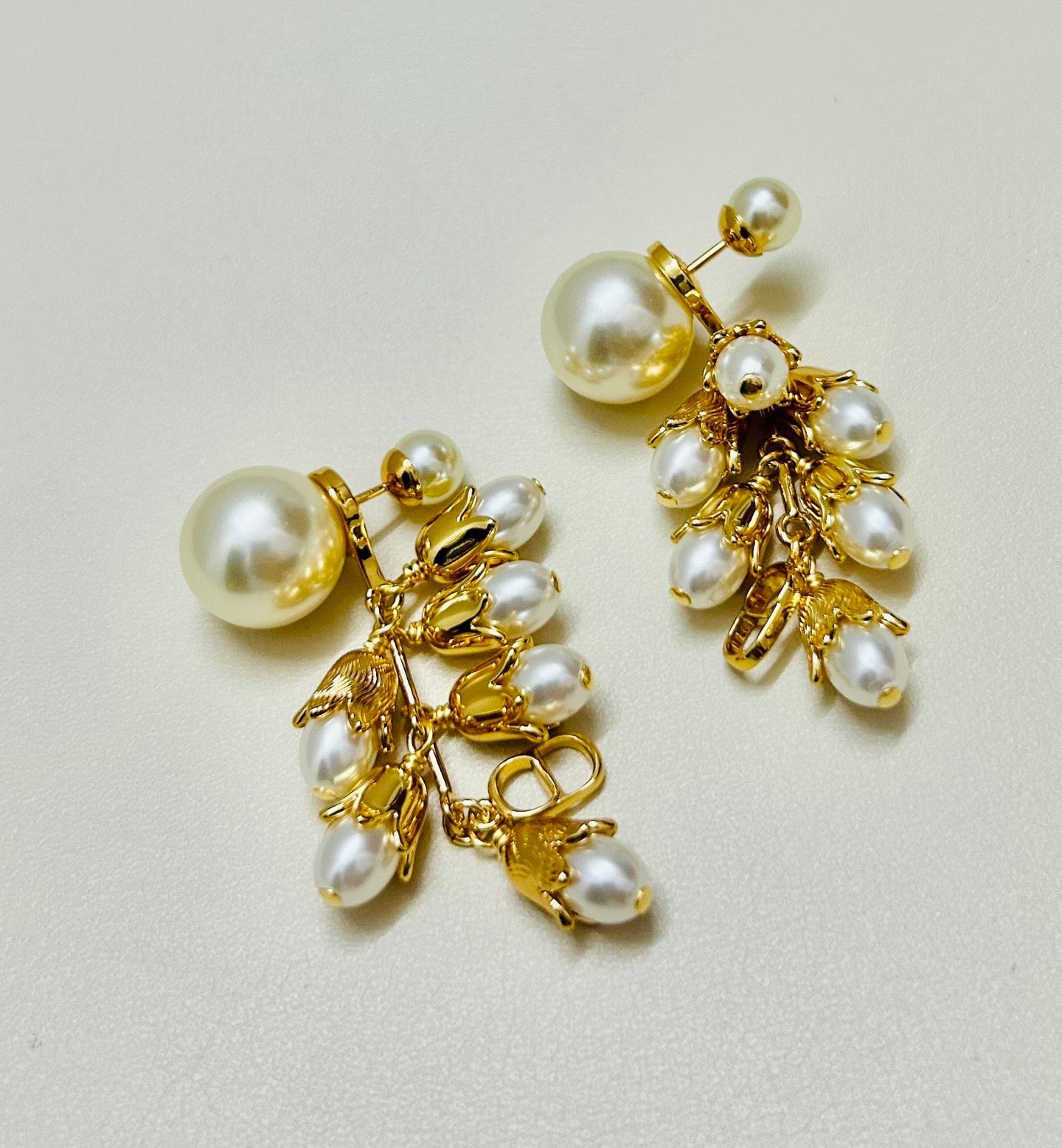 CD 26S PEARL FLORAL CHARM DROP EARRINGS IN GOLD TONE METAL 644372