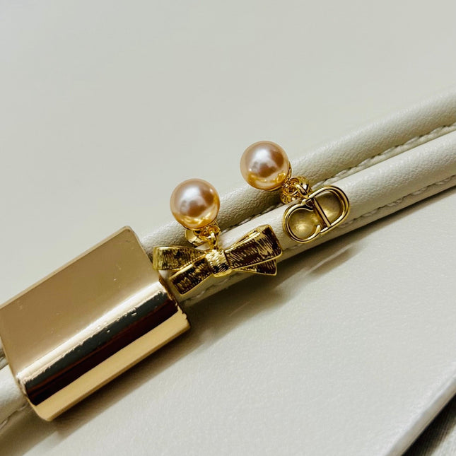 CD 26S PEARL BOW MISMATCH DROP EARRINGS IN GOLD TONE METAL 646611