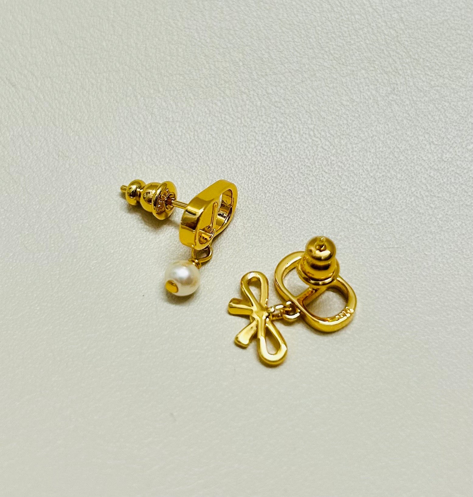 CD 26S MINI BOW PEARL DROP EARRINGS IN GOLD TONE METAL 646612