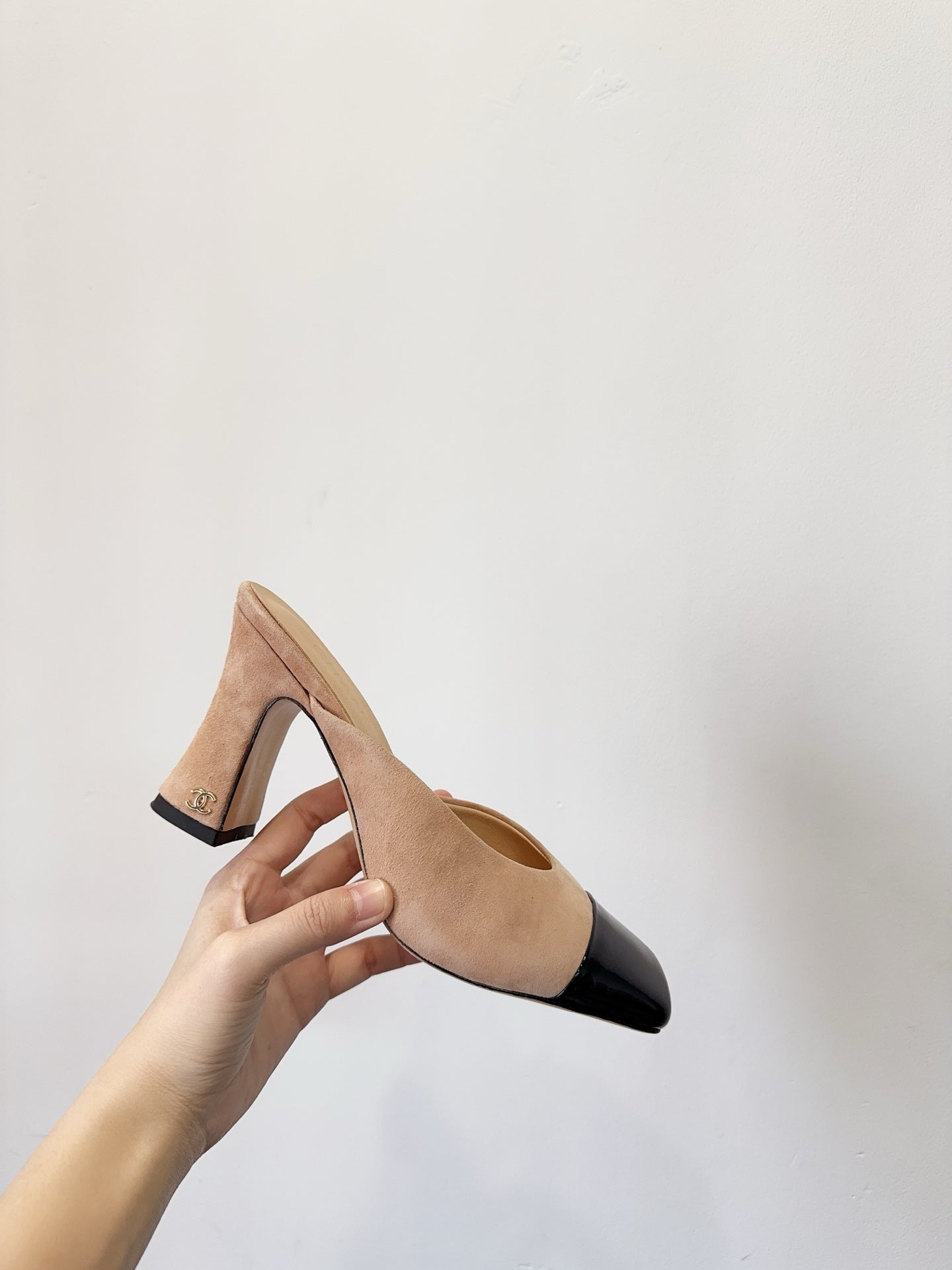 CHANEL MULES IN BLACK AND BEIGE SUEDE