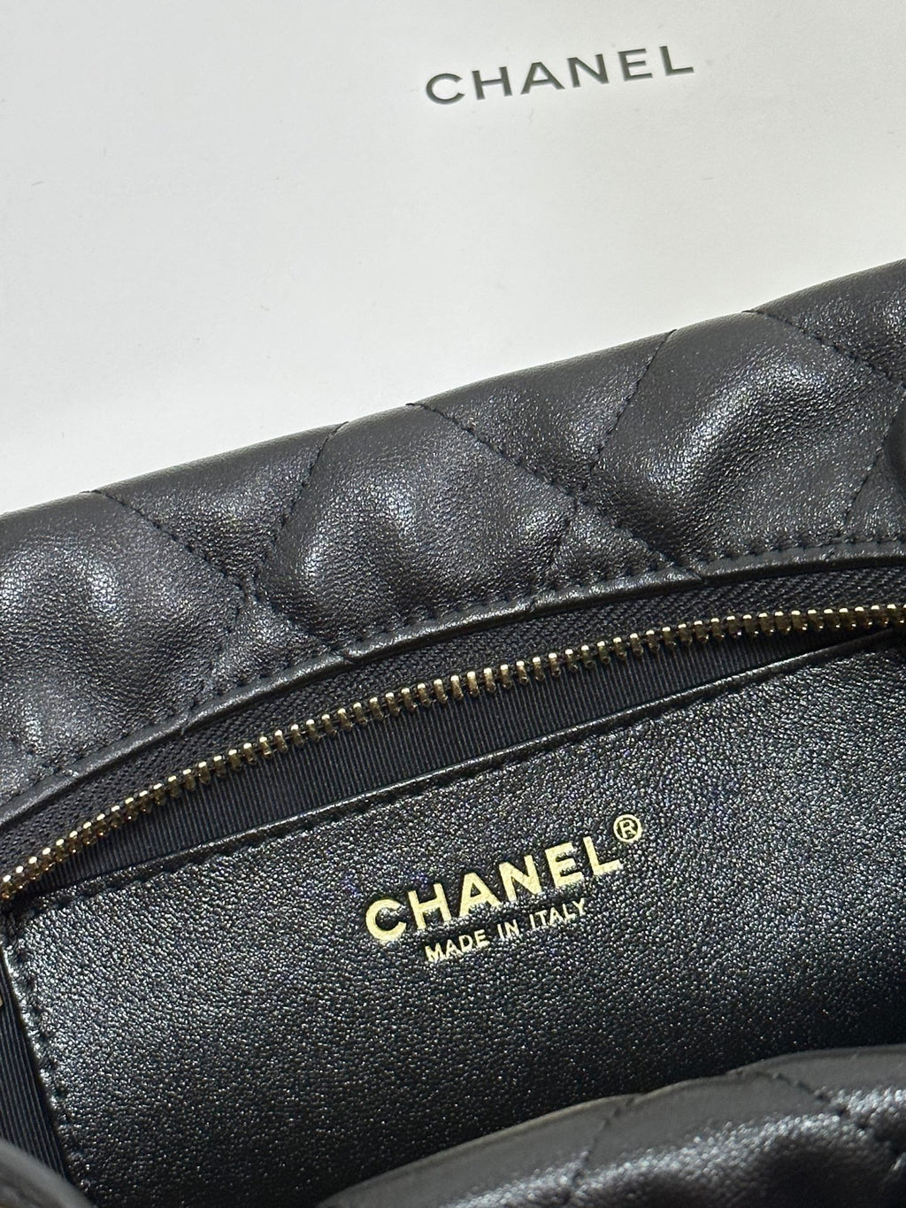 QUILTED HOBO CARGO BAG 31 IN BLACK CALFSKIN GOLD CHAIN