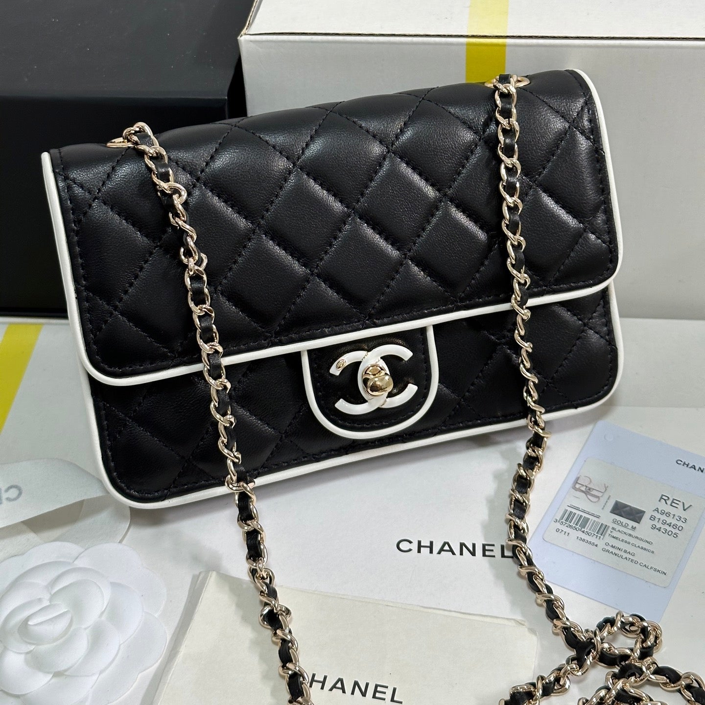 QUILTED FLAP BAG WITH WHITE TRIM 19 IN BLACK LAMBSKIN