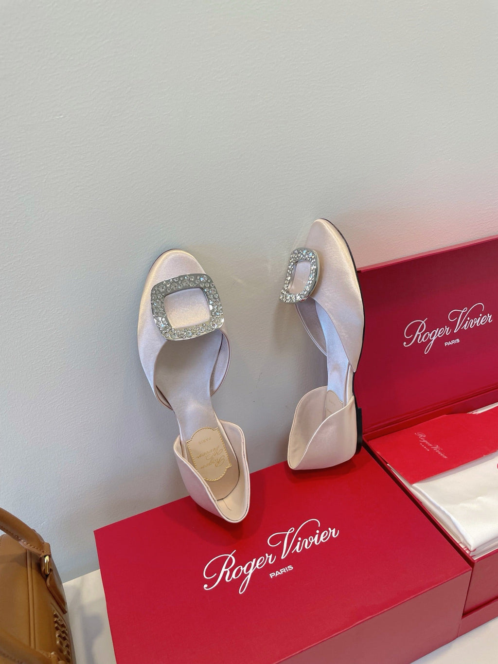 ROGER VIVIER BALLERINE FLATS IN BEIGE SATIN