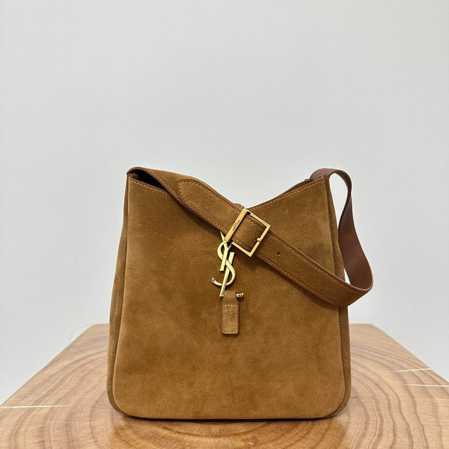 LE 5 À 7  SUPPLE SMALL 22 IN  CARAMEL BROWN SUEDE