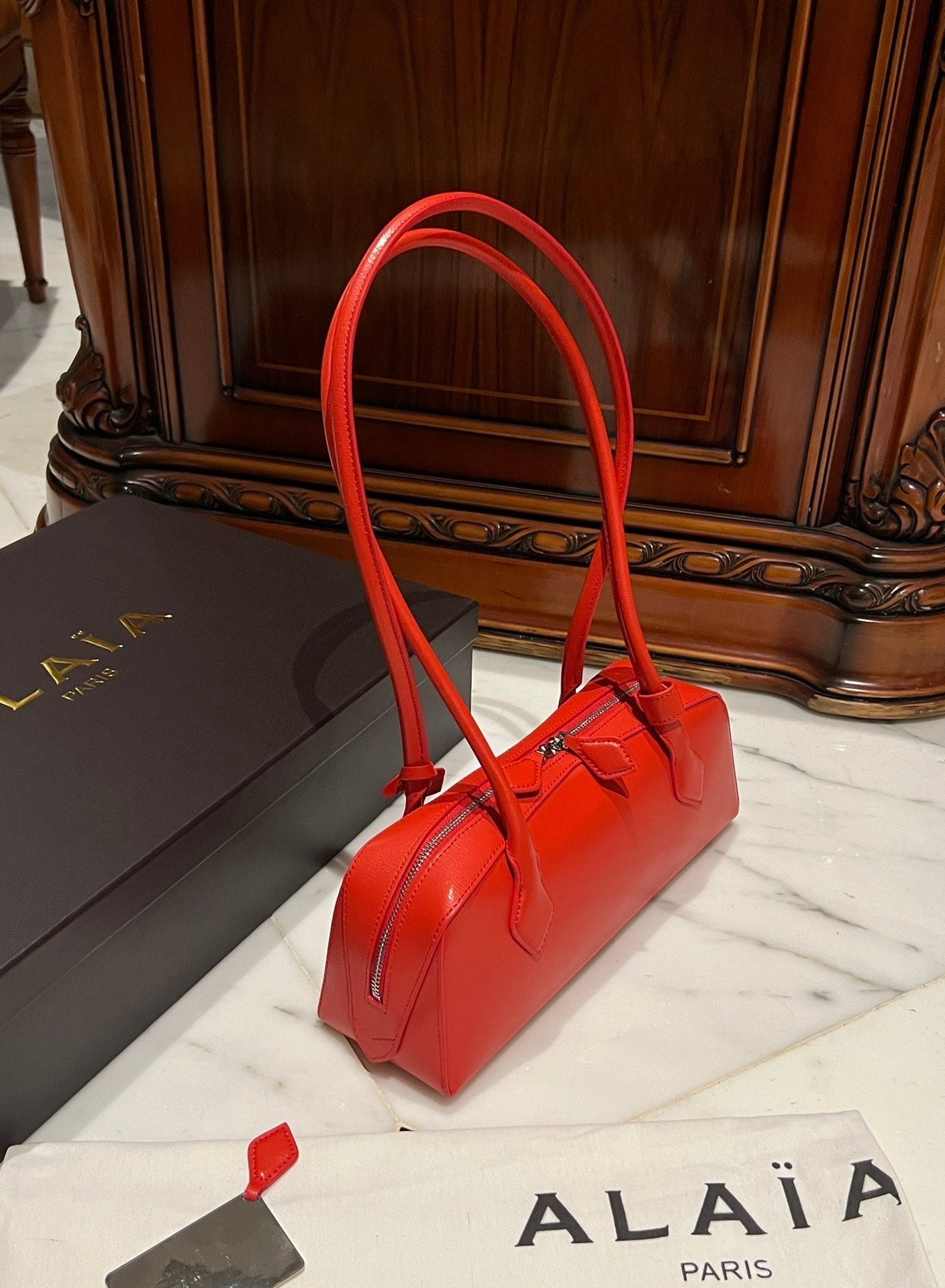 LE TECKEL MEDIUM BAG 33 IN CLASSIC RED GOATSKIN