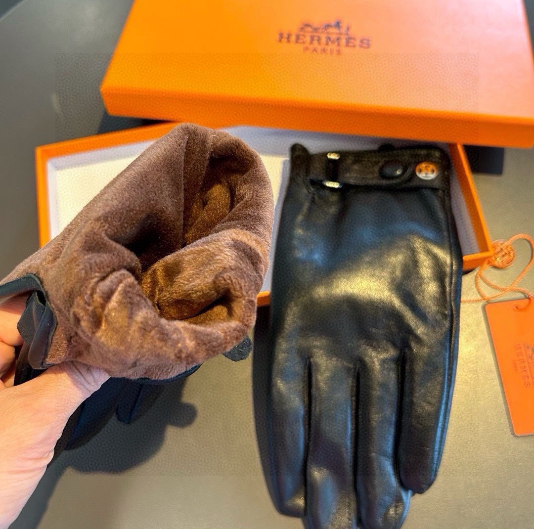 GLOVES WITH BUTTON IN BLACK SHEEPSKIN WITH LAMB FUR LINING