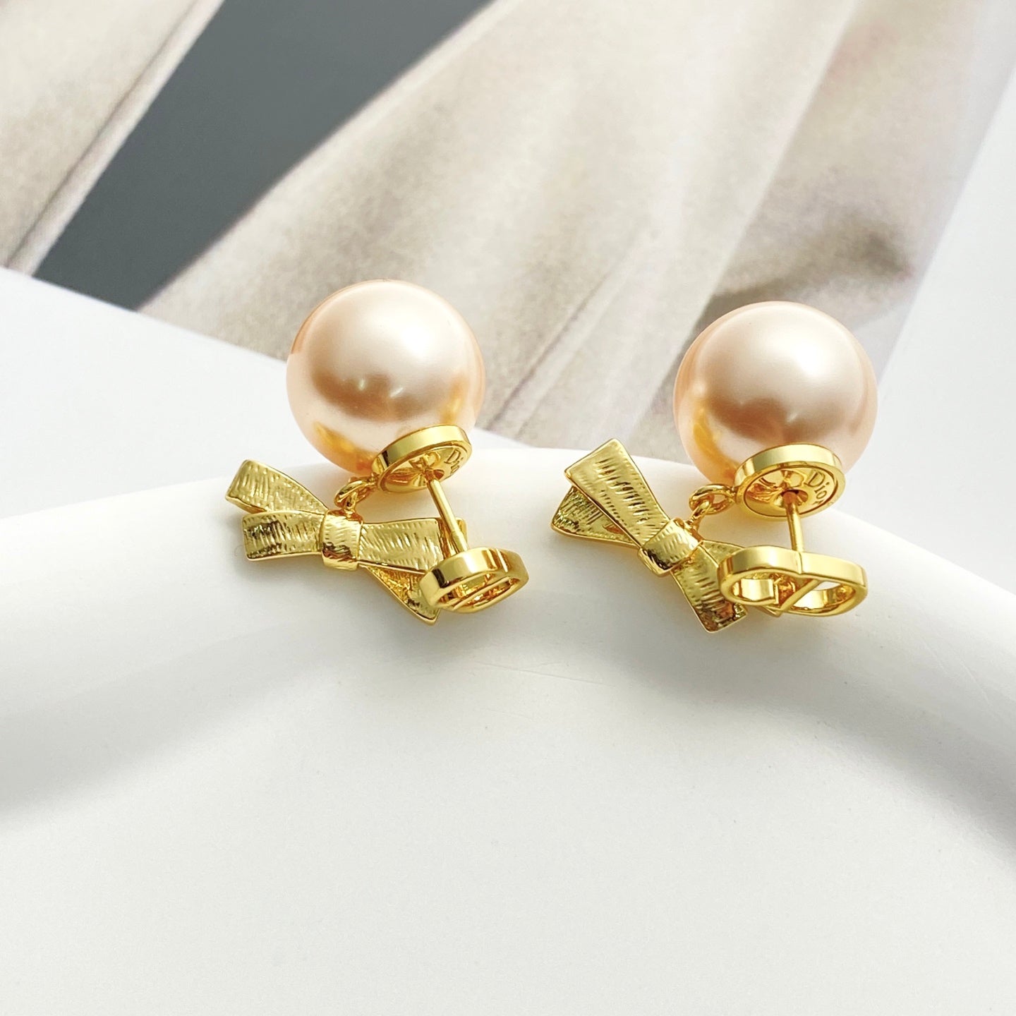 CD 26S PEARL BOW DROP EARRINGS IN GOLD TONE METAL 644484