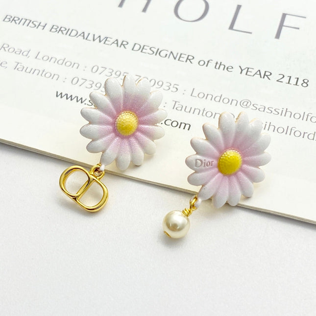 CD 26S DAISY PEARL MISMATCH DROP EARRINGS IN GOLD TONE METAL 645654