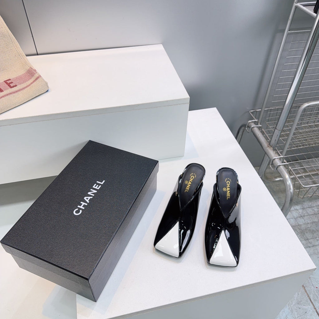 CHANEL 26S HIGH-HEEL MULES 70 MM IN BLACK AND WHITE LAMBSKIN