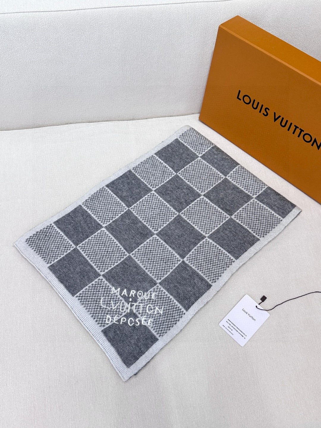 LV SCARF 180 CM IN CASHMERE 682078