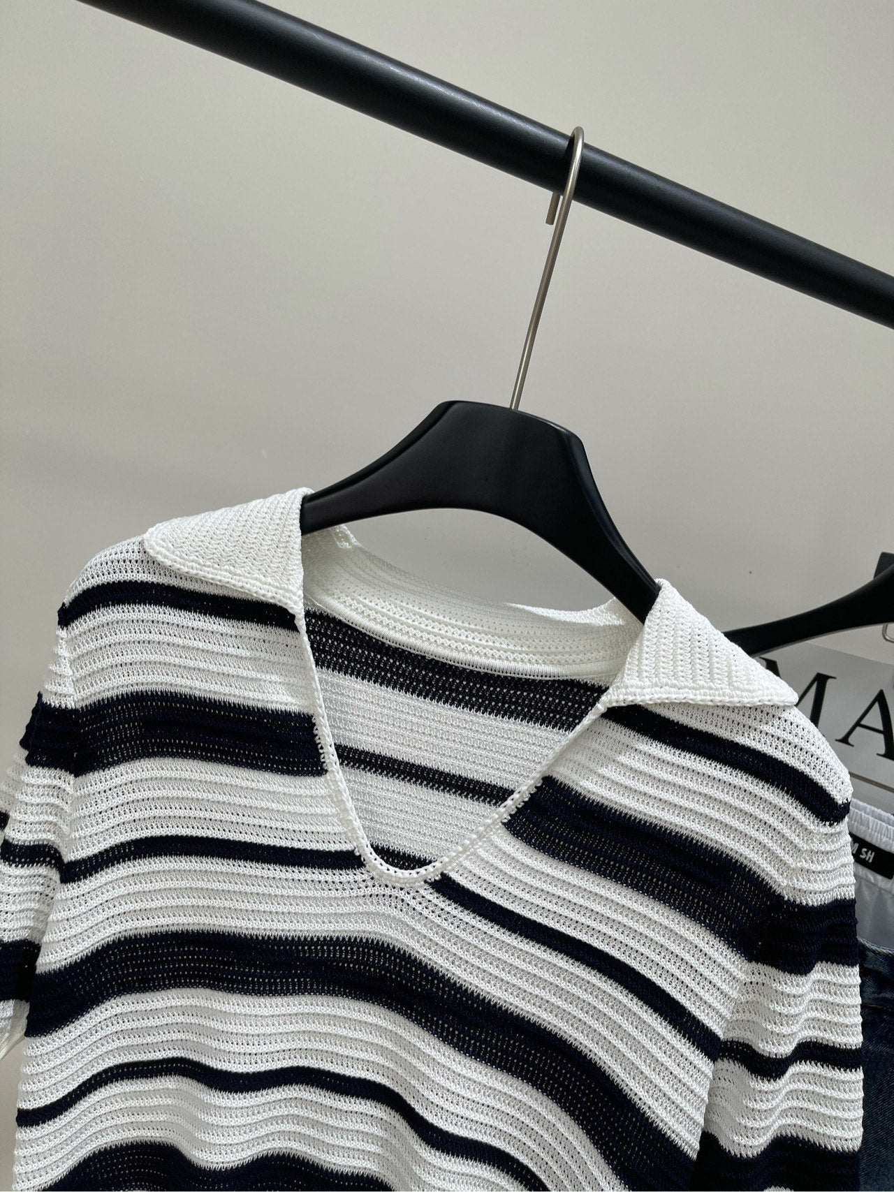 MO&CO. SHORT-SLEEVE KNIT TOP IN WHITE WITH BLACK STRIPES 267958