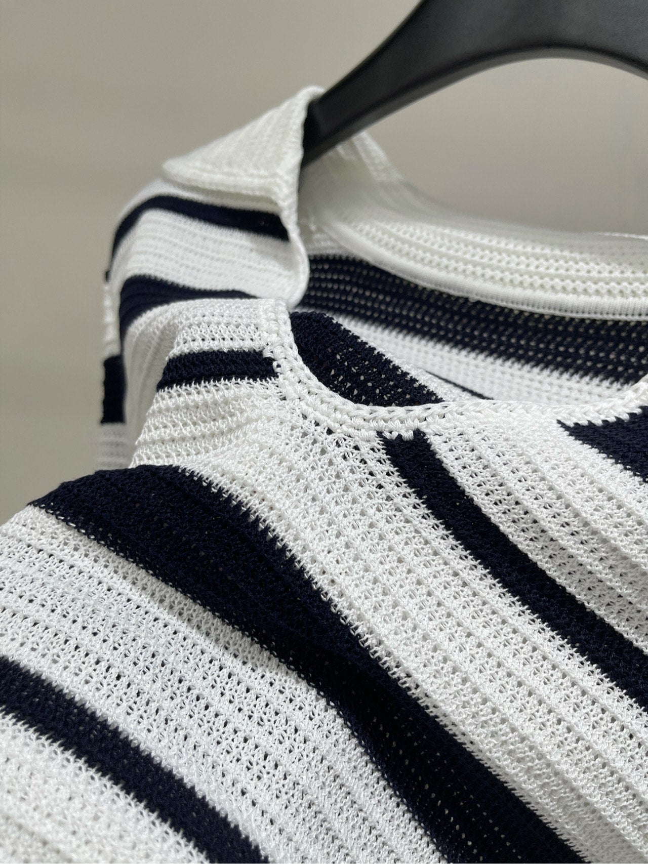 MO&CO. SHORT-SLEEVE KNIT TOP IN WHITE WITH BLACK STRIPES 267958